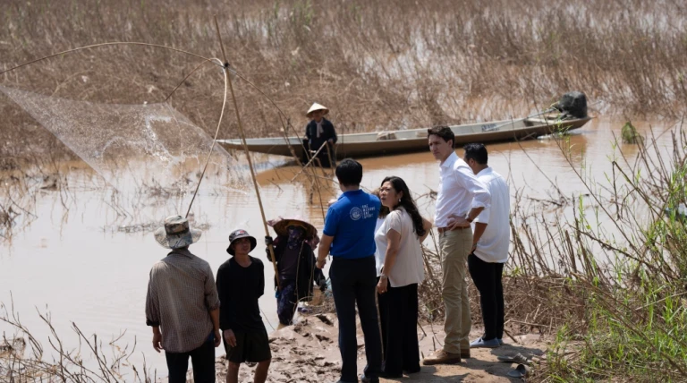 trudeau-laos-fishermen-1-7072881-1728834918207.webp